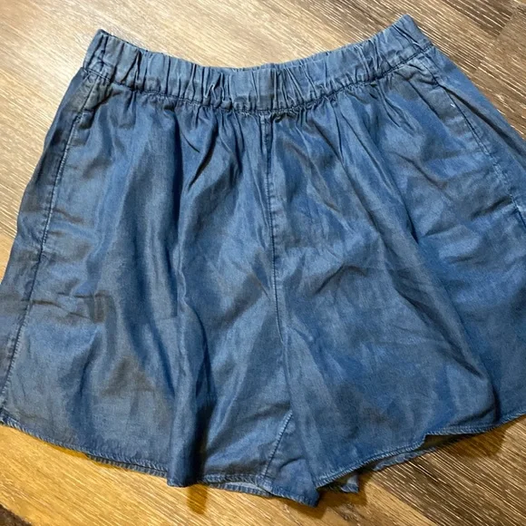 GAP Ladies shorts Blue chambray, size Small/medium - Picture 1 of 6